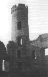 Bergfried der Burgruine Ardeck